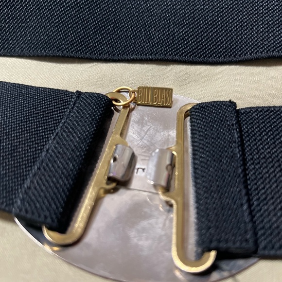 Vintage 80s Black Elastic Belt w/ Abstract Enamelled Oval Buckle by Bill Blass - Picture 2 of 3